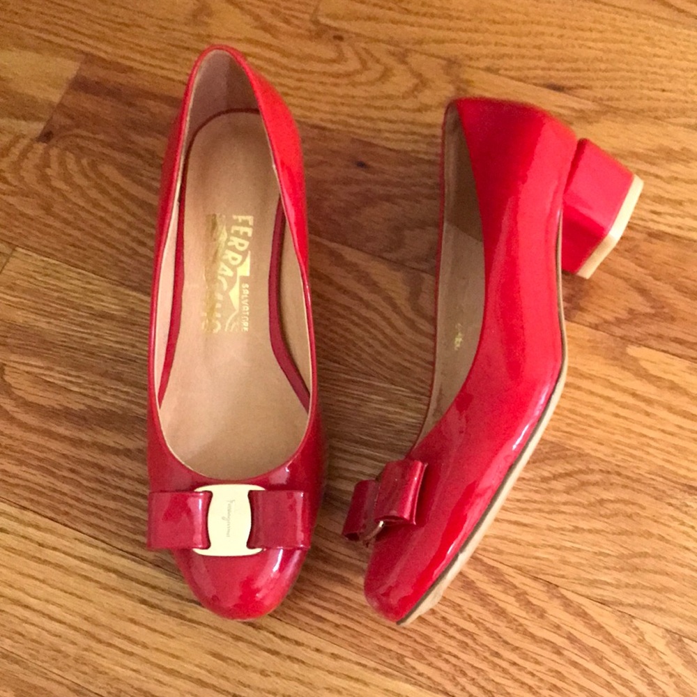 Ferragamo style Vara low heel pumps. Red patent